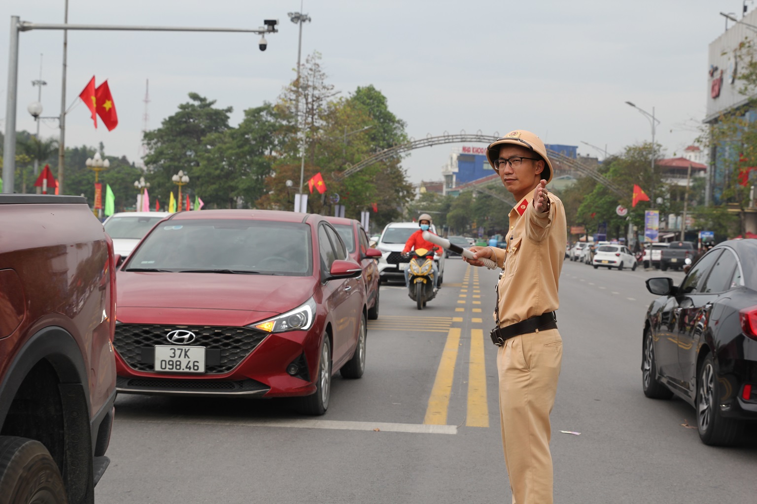 Lực lượng Cảnh sát giao thông phân luồng đảm bảo ATGT trên các tuyến đường