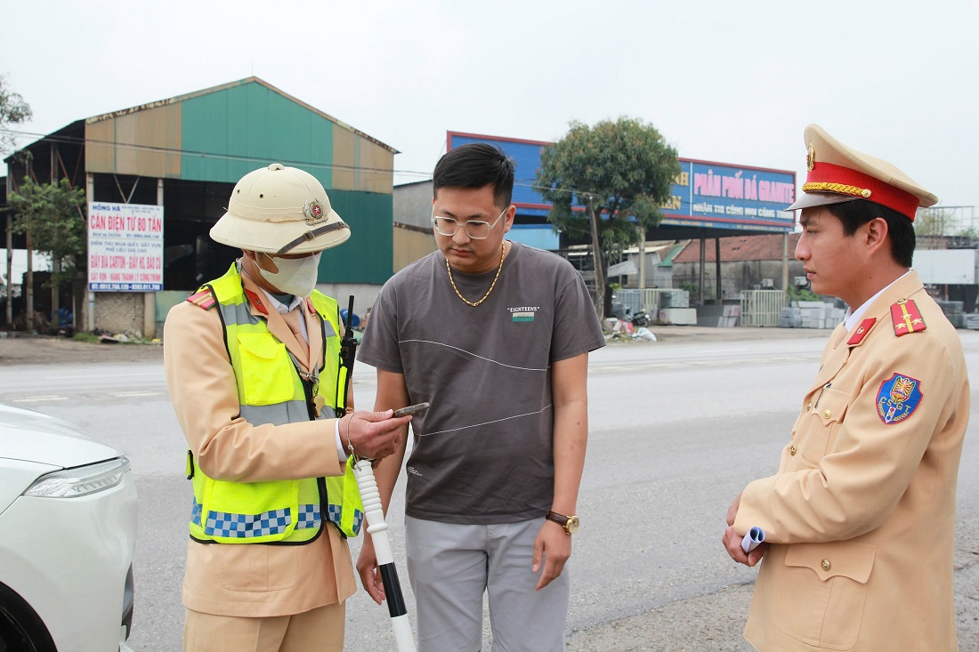 Lực lượng Cảnh sát giao thông tuần tra kiểm soát, kết hợp tuyên truyền Luật Giao thông đường bộ cho lái xe