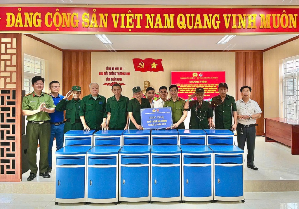 Trao tặng  28 tủ thuốc y tế đầu giường với tổng trị giá 25 triệu đồng phục vụ sinh hoạt, điều trị hàng ngày