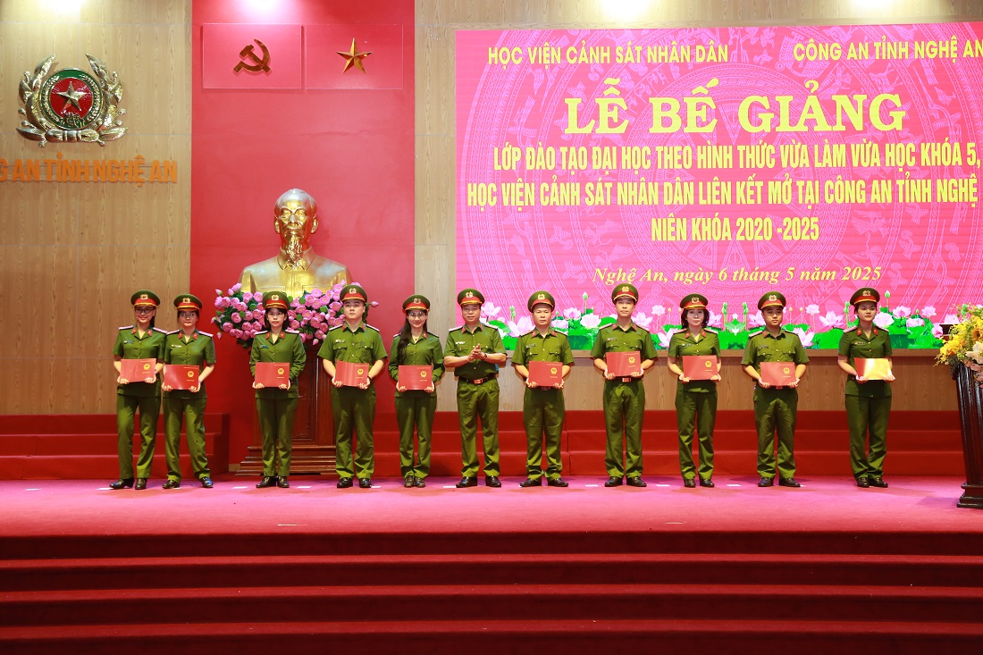 Đồng chí Đại tá, TS Nguyễn Đăng Sáu, Phó Giám đốc Học viện Cảnh sát nhân dân trao bằng tốt nghiệp cho các học viên