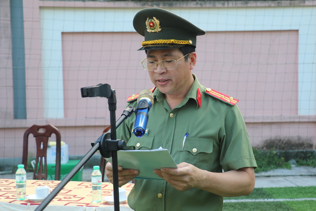 Đại diện Lãnh đạo Phòng Công tác chính trị Công an tỉnh phát biểu khai mạc