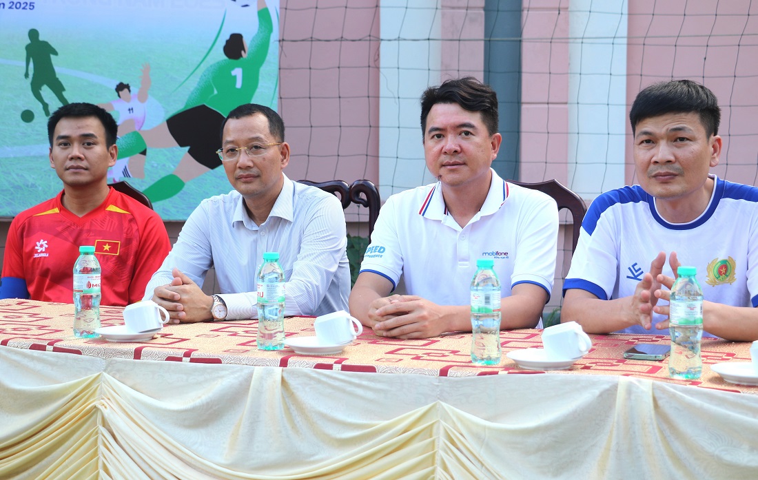 Các đại biểu tham dự trận giao hữu