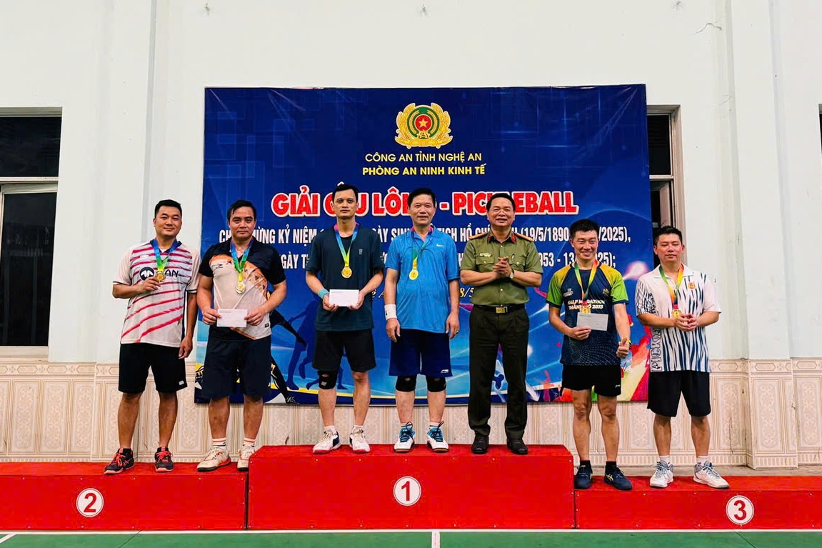Trao giải các nội dung thi đấu cầu lông, pickleball.
