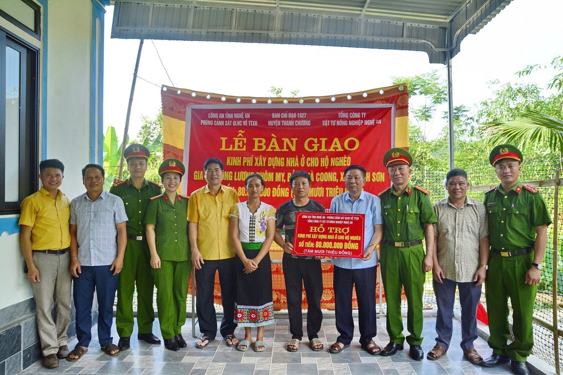 Phòng Cảnh sát Quản lý Hành chính về Trật tự xã hội và Công ty Cổ phần Vật tư Nông Nghiệp Nghệ An hỗ trợ 80 triệu đồng để gia đình anh Lương Phôm Mi hoàn thiện căn nhà