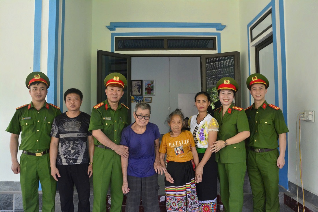 Được nhận căn nhà mới khang trang, kiên cố gia đình anh không khỏi vui mừng, xúc động