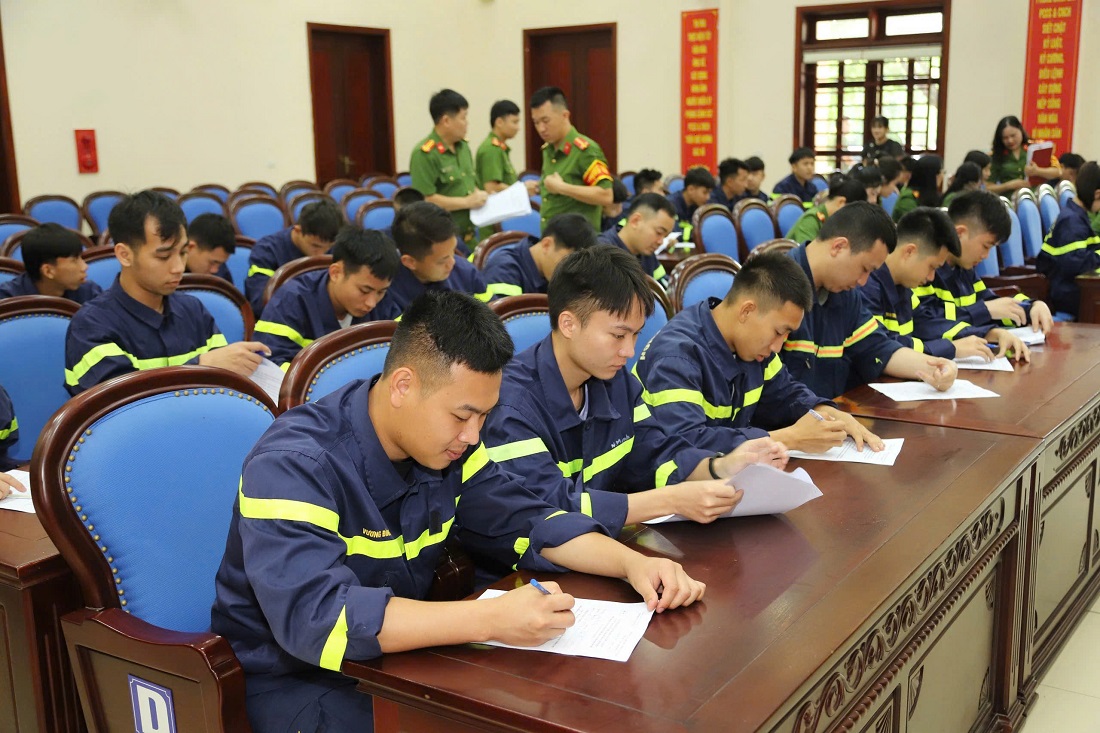 CBCS tham gia phần thi lý thuyết 