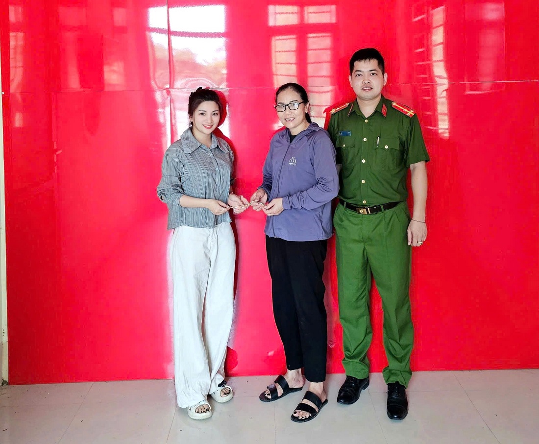 Công an thị trấn Tân Lạc trao trả  tài sản cho bà Tú