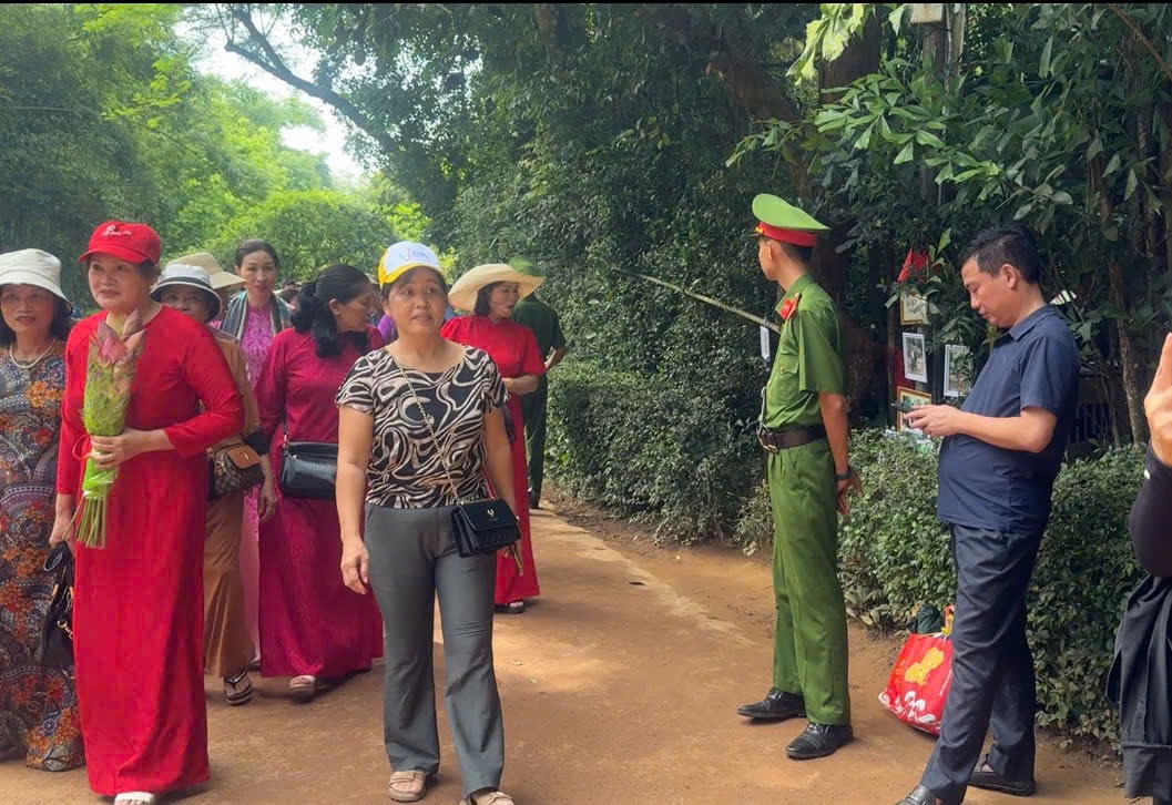   Công an Nghệ An bảo đảm an toàn tuyệt đối cho các đoàn khách đến tham quan quê Bác	