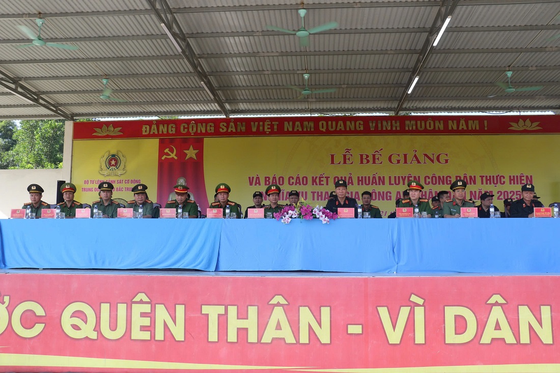 Các đại biểu tới dự