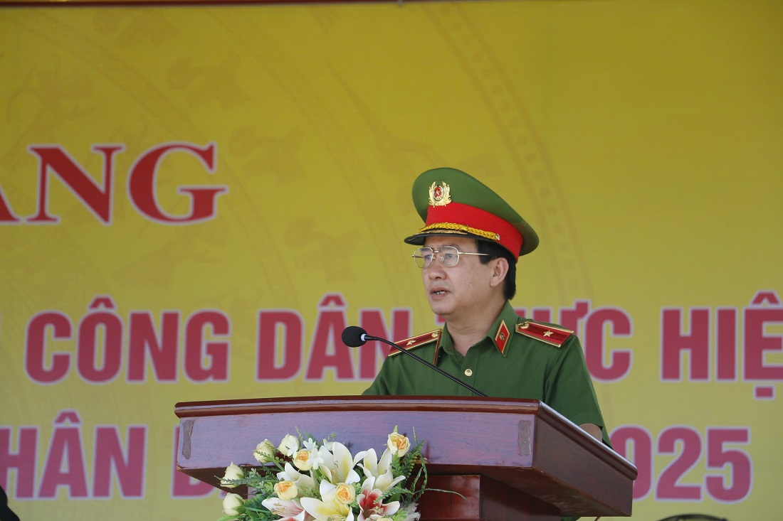 Đồng chí Thiếu tướng Lê Văn Sao - Phó Tư lệnh Cảnh sát cơ động, Bộ Công an phát biểu tại buổi lễ