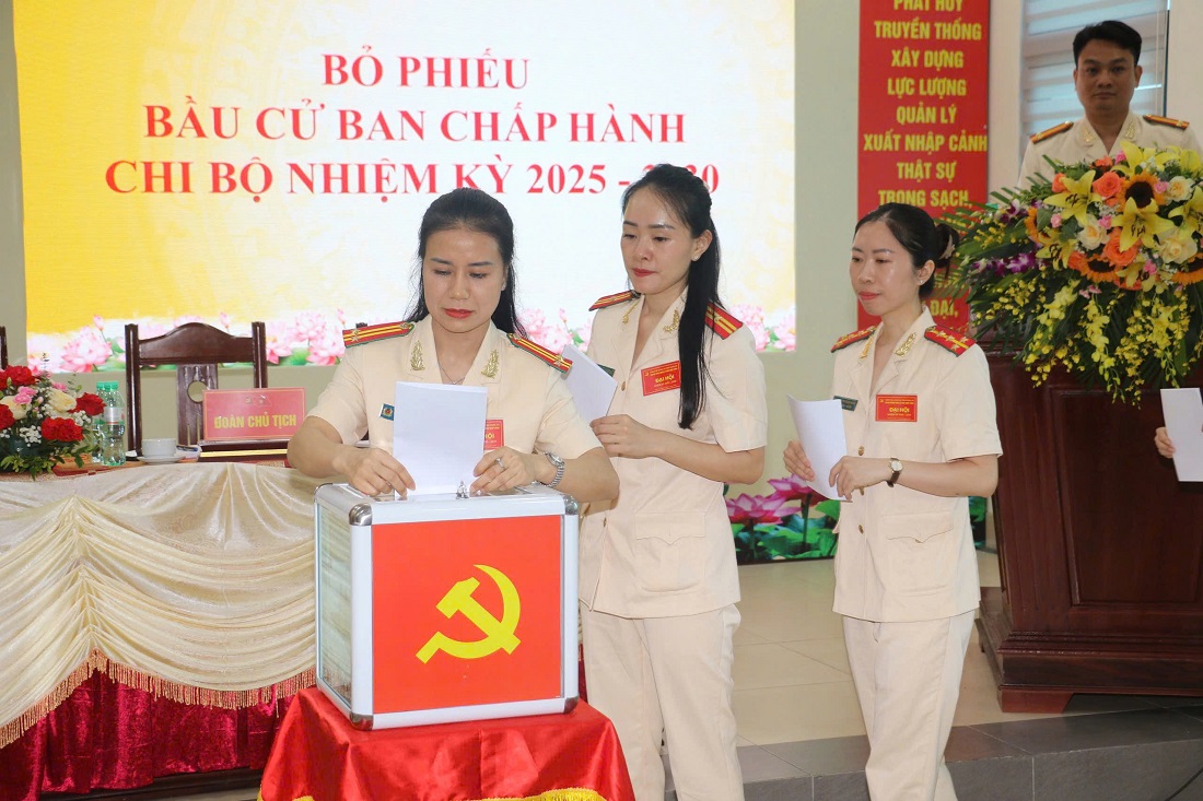 Các đảng viên trong Chi bộ bỏ phiếu bầu Ban chấp hành khóa mới 