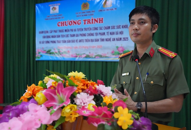 Đại diện Phòng nghiệp vụ Công an tỉnh tuyên truyền tại hội nghị