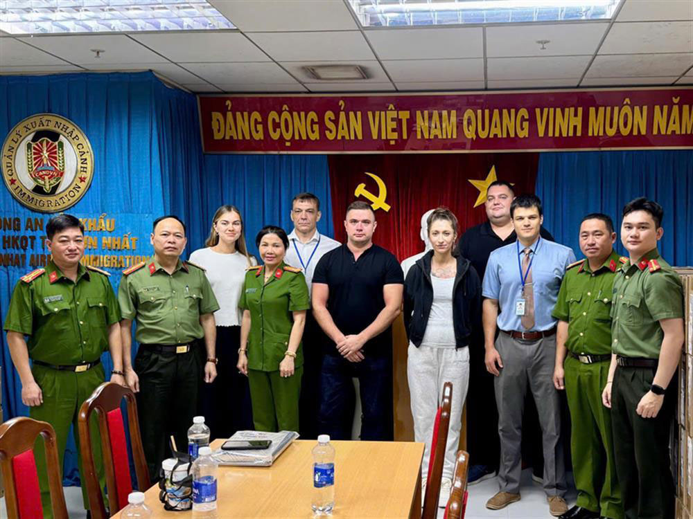 Đại diện Bộ công an Việt Nam tiến hành bàn giao phạm nhân Nikolaenko Galina (nữ - áo đen/trắng) cho Cơ quan Thi hành án hình sự Liên bang Nga vào ngày 27/02/2025.