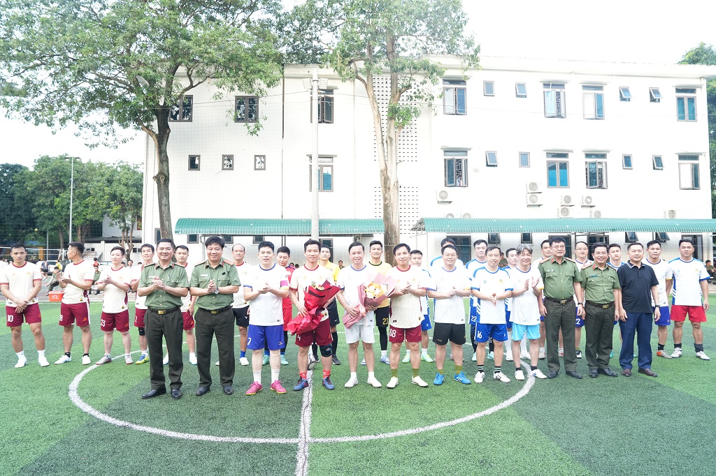  Ban tổ chức tặng hoa cho 02 đội bóng
