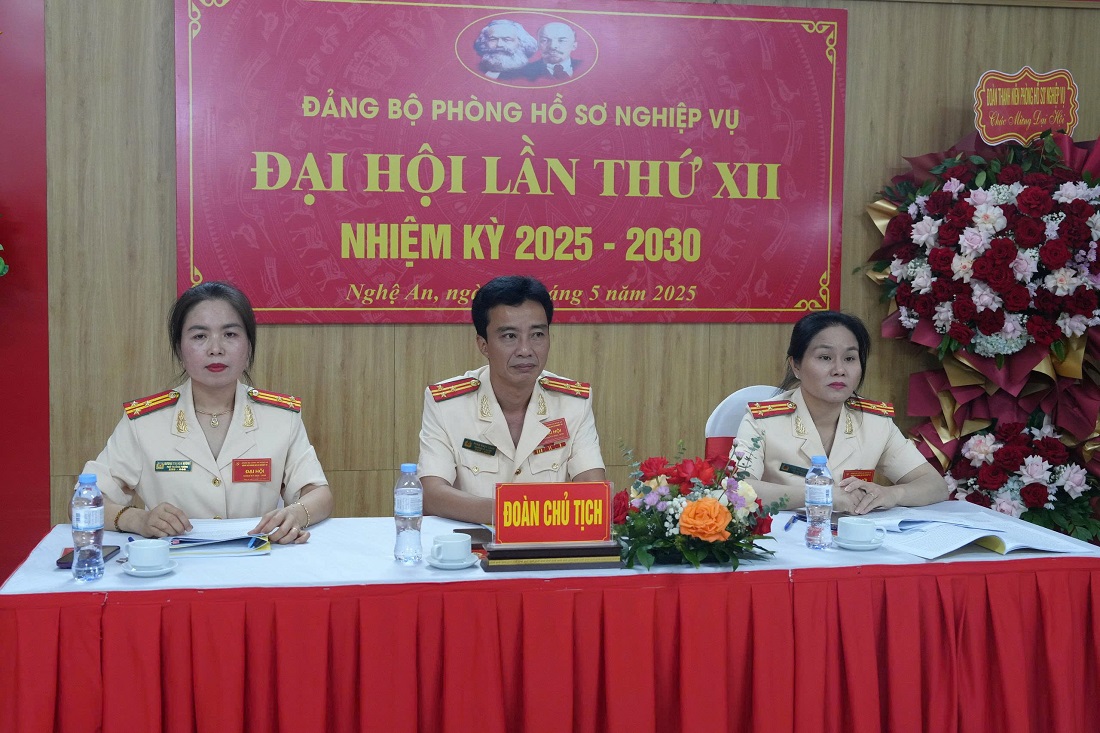 Đoàn chủ tịch điều hành Đại hội 