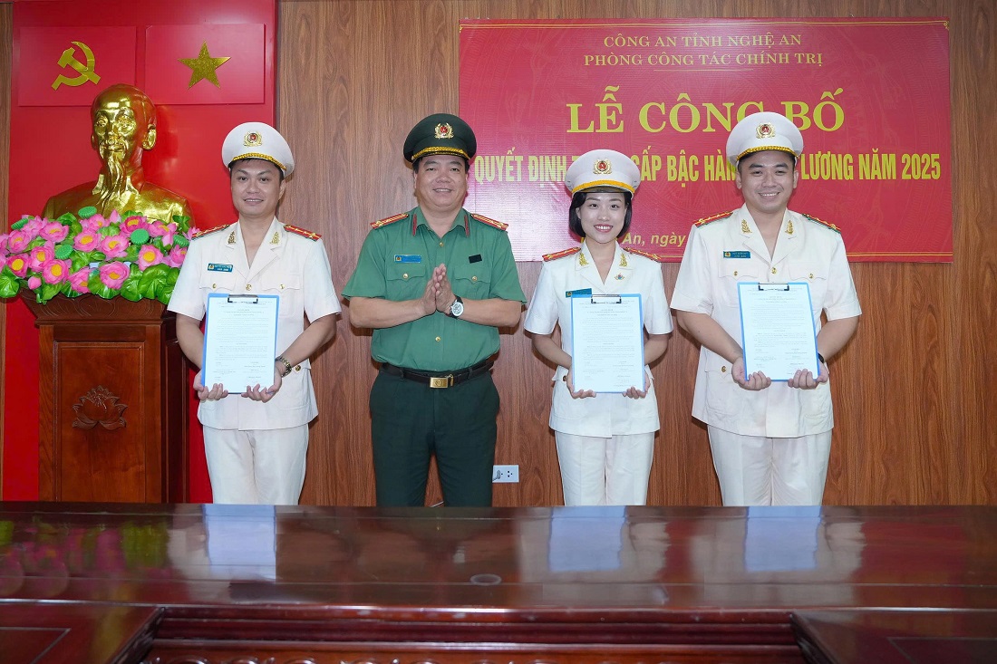 Thừa ủy quyền của Giám đốc Công an tỉnh, Thượng tá Nguyễn Trọng Khanh, Bí thư Đảng ủy - Trưởng phòng Công tác chính trị trao quyết định thăng cấp bậc hàm và nâng lương