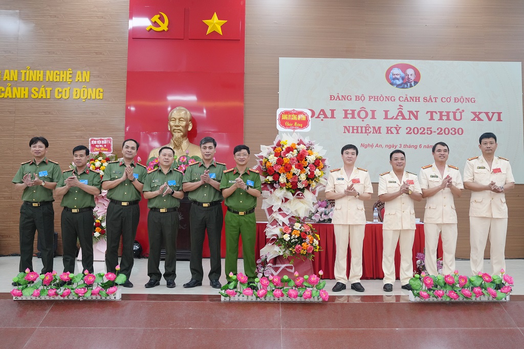 Đồng chí Đại tá Trần Ngọc Tuấn, Phó Giám đốc Công an tỉnh tặng hoa chúc mừng Ban Chấp hành khóa mới