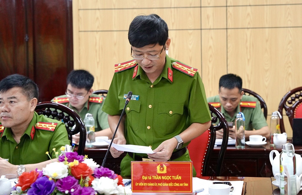 Đồng chí Đại tá Trần Ngọc Tuấn, Phó Giám đốc Công an tỉnh phát biểu tham luận (Congan.nghean.gov.vn)-