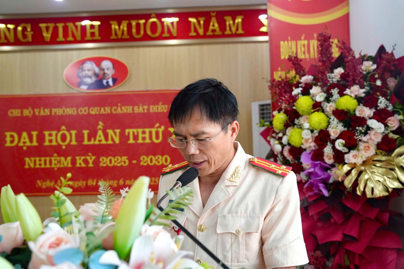 Thượng tá Trần Đình Hoàng, Phó chánh Văn phòng Cơ quan CSĐT trình bày báo cáo chính trị của Ban chấp hành nhiệm kỳ 2025-2030