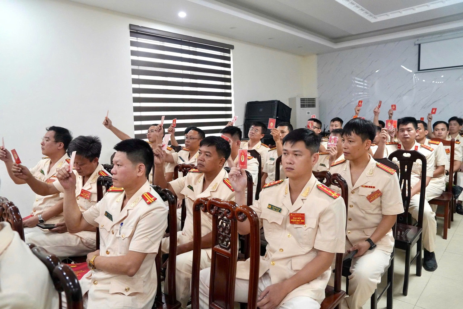 Các đại biểu biểu quyết thông qua nghị quyết