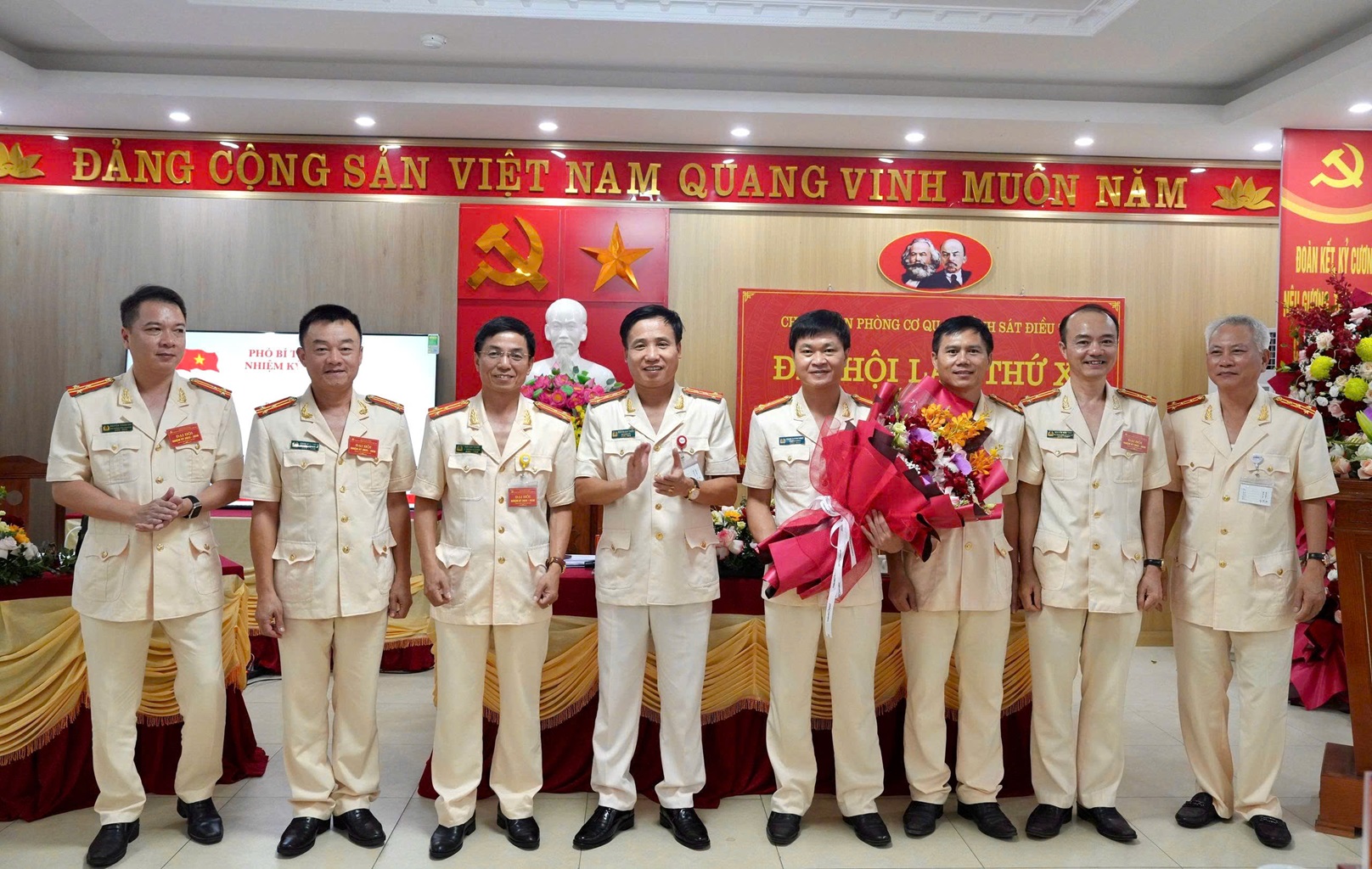 Tặng hoa chúc mừng ban chấp hành khóa mới