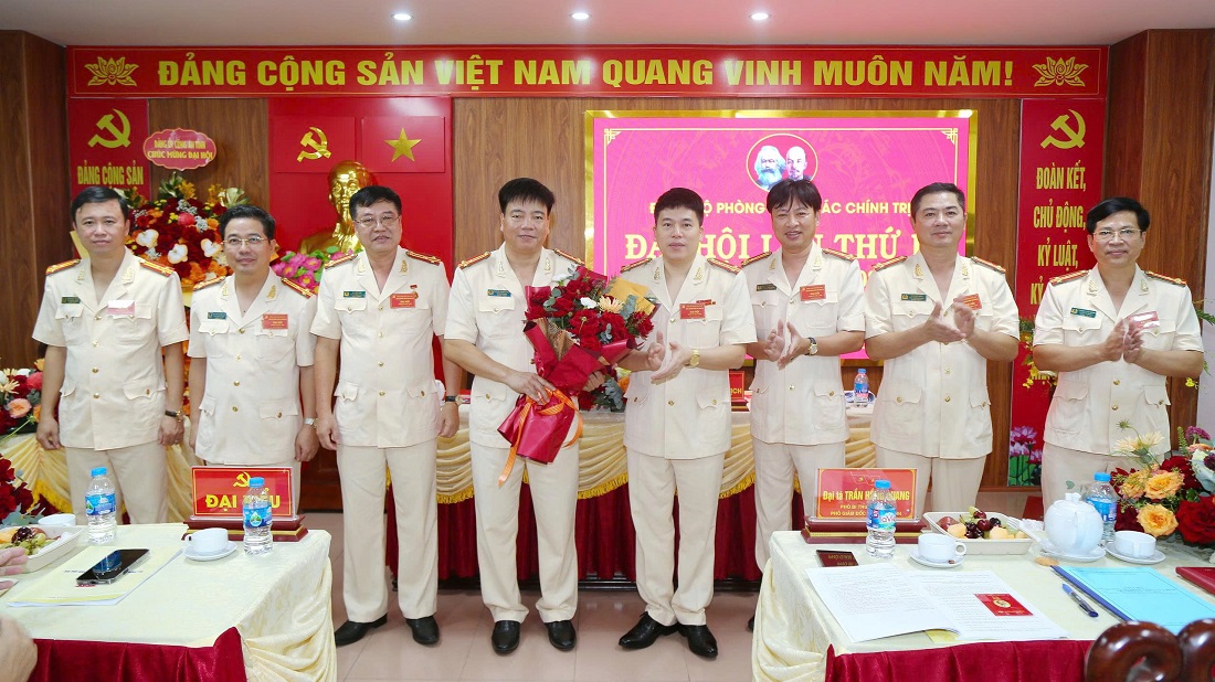 Đồng chí Đại tá Trần Hồng Quang, Phó Bí thư Đảng ủy, Phó Giám đốc Công an tỉnh tặng hoa chúc mừng Ban Chấp hành mới ra mắt nhận nhiệm vụ