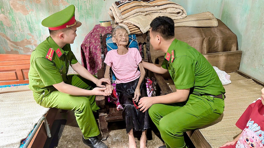 Gia đình bà Trần Thị Viên (sinh năm 1928) tuổi cao, sức khỏe yếu, sống cùng con gái và 03 cháu ngoại, trong khi con gái bà thường xuyên đau ốm