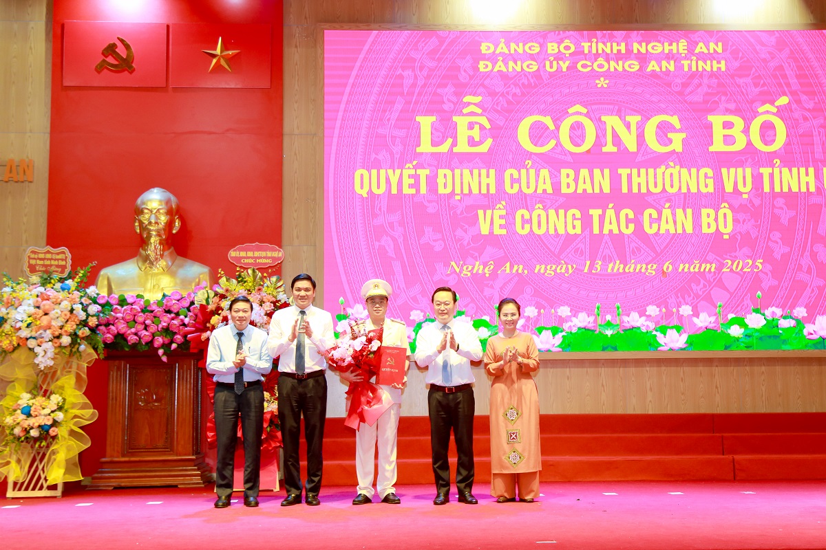 Các đồng chí trongThường trực Tỉnh ủy chụp ảnh lưu niệm với đồng chí Đại tá Đinh Việt Dũng, tân Bí thư Đảng ủy, Giám đốc Công an tỉnh