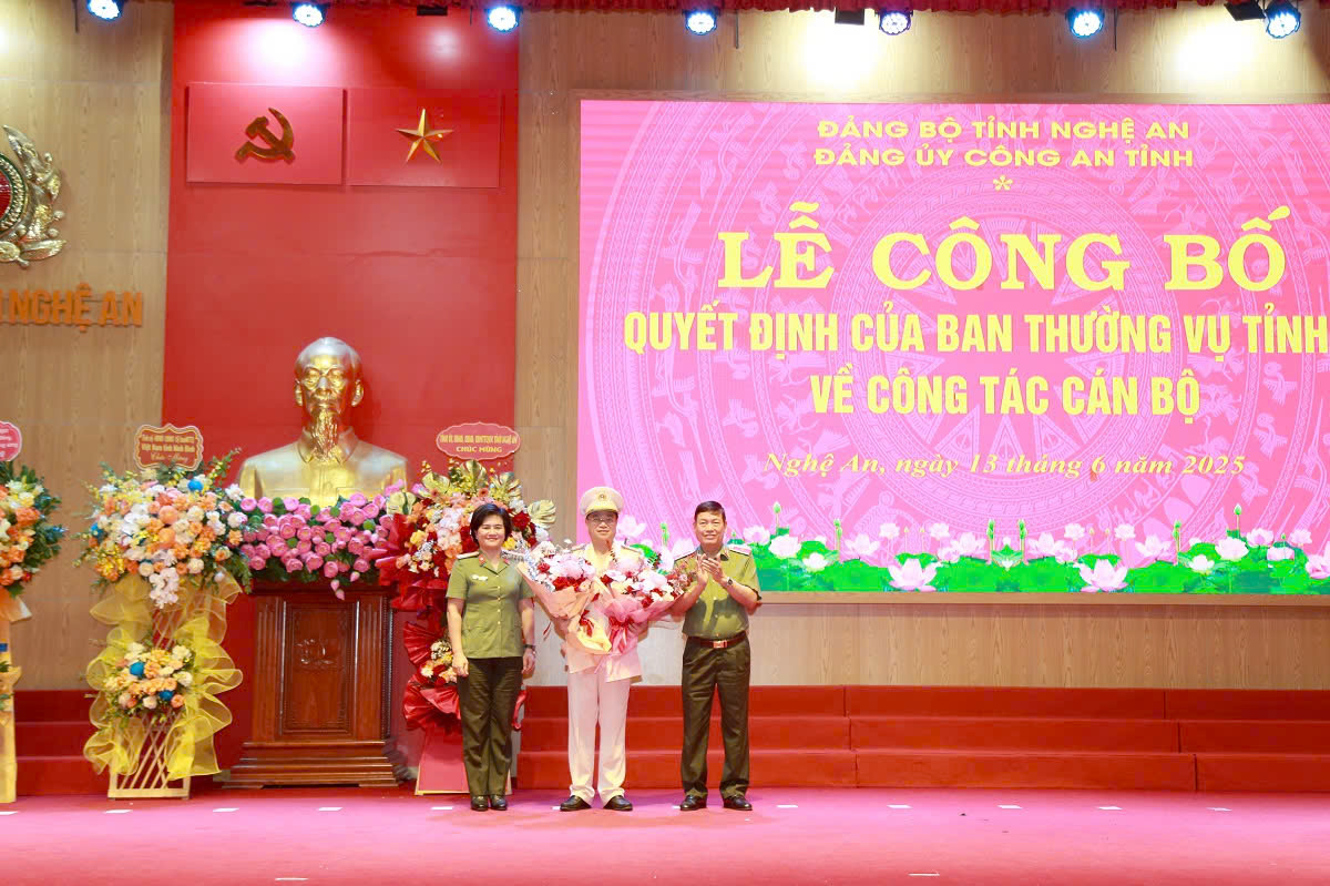 Đồng chí Thiếu tướng Bùi Thanh Hà, thành viên Ban nghiên cứu chuyên đề giúp việc Bộ trưởng và đồng chí Đại tá Đoàn Thanh Thủy, Phó Cục trưởng Cục An ninh nội địa tặng hoa chúc mừng đồng chí Đại tá Đinh Việt Dũng