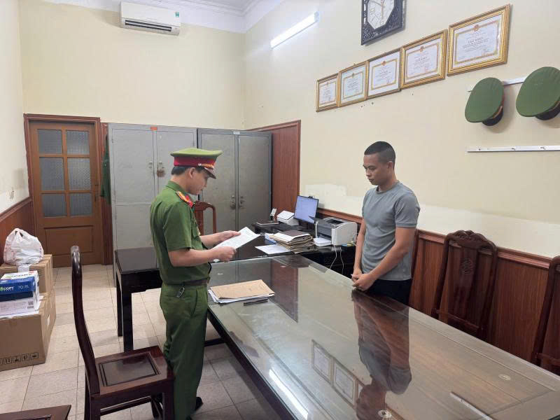 Cơ quan CSĐT Công an tỉnh Ninh Bình công bố lệnh bắt bị can để tạm giam đối với Lê Văn Hải, chủ kênh TikTok 