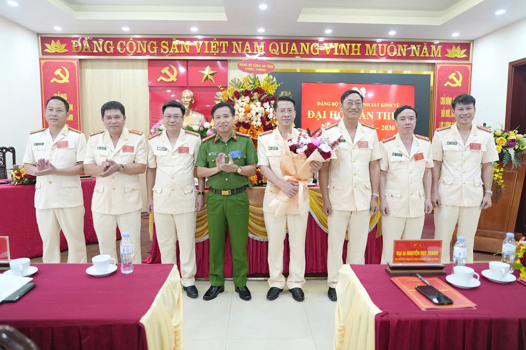 Đồng chí Đại tá Nguyễn Duy Thanh, Phó Giám đốc Công an tỉnh tặng hoa chúc mừng Ban Chấp hành khóa mới Phòng Cảnh sát kinh tế