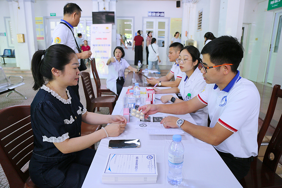 Đội ngũ y bác sĩ chuyên nghiệp, thân thiện và tận tình trong quá trình khám và cấp phát thuốc