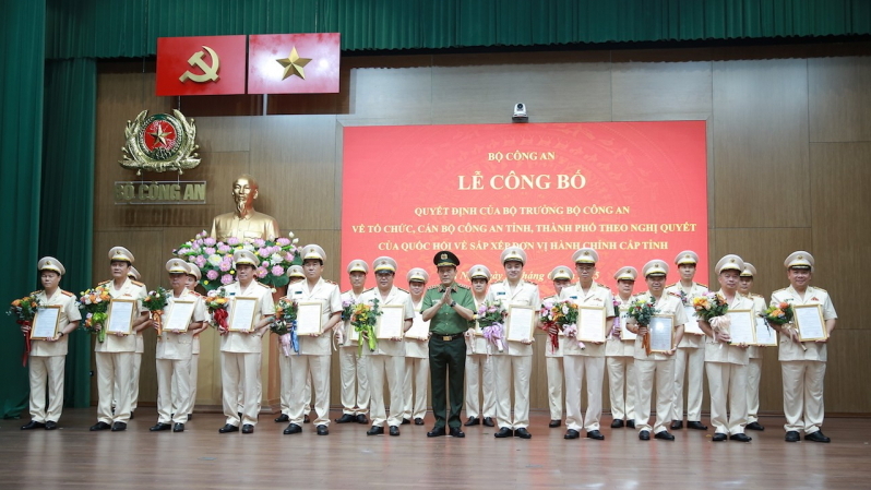 Bộ trưởng Lương Tam Quang trao Quyết định và tặng hoa chúc mừng 23 đồng chí Giám đốc Công an địa phương sau sáp nhập