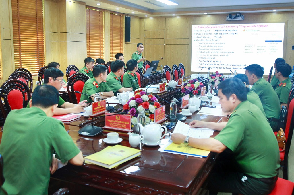 Trung tá Trần Huy Quang, Đội trưởng Đội Công nghệ thông tin Phòng Tham mưu thuyết trình sáng kiến CCHC tại buổi đánh giá