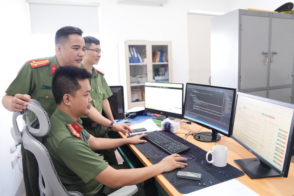 Với tinh thần chủ động, đổi mới, tập thể Đội Công nghệ thông tin, Phòng Tham mưu đã và đang đóng vai trò là “hạt nhân kỹ thuật”, là lực lượng nòng cốt trong công cuộc chuyển đổi số của Công an Nghệ An    
