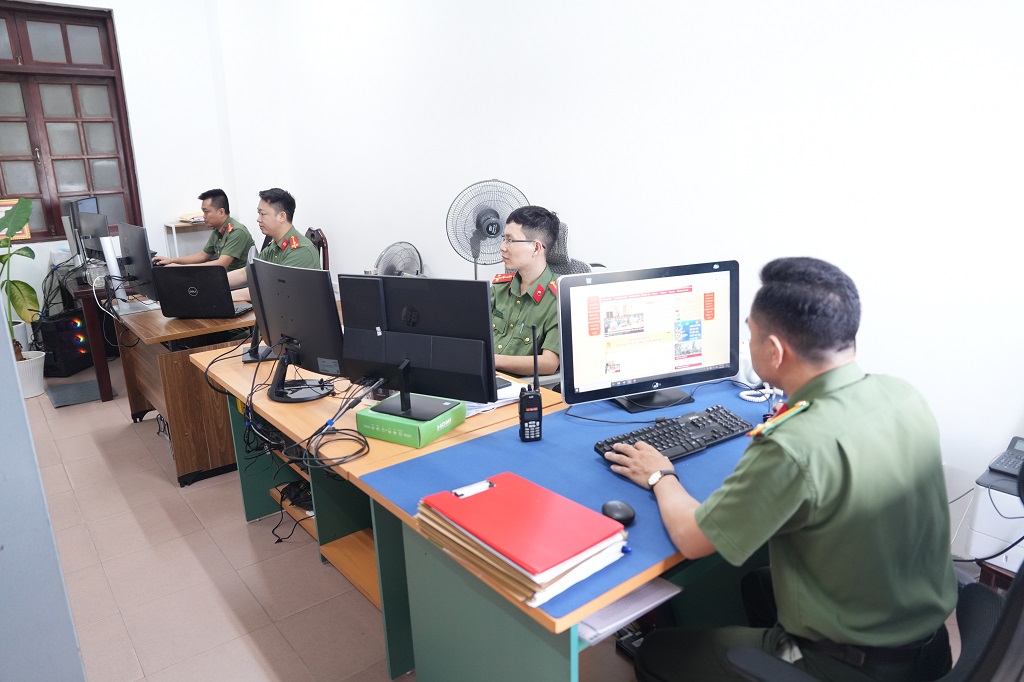  Tận tâm với công việc, vững chuyên môn, nhạy bén với xu thế công nghệ mới, cán bộ, chiến sĩ Công an Nghệ An đã và đang không ngừng nghiên cứu, tìm tòi, ứng dụng công nghệ hiện đại để xây dựng các giải pháp phần mềm phù hợp với đặc thù nghiệp vụ của lực lượng Công an 