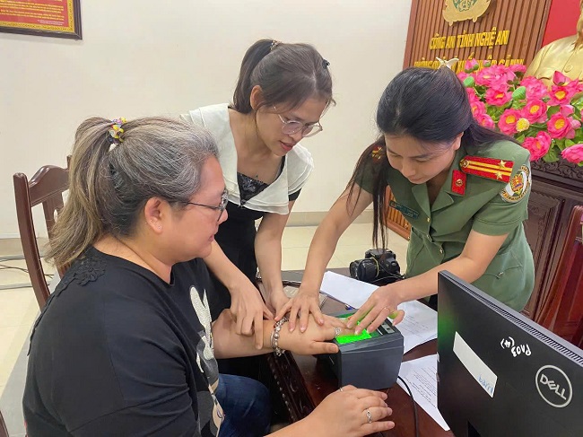 Cán bộ tận tình hướng dẫn người nước ngoài các thủ tục đăng ký định danh điện tử