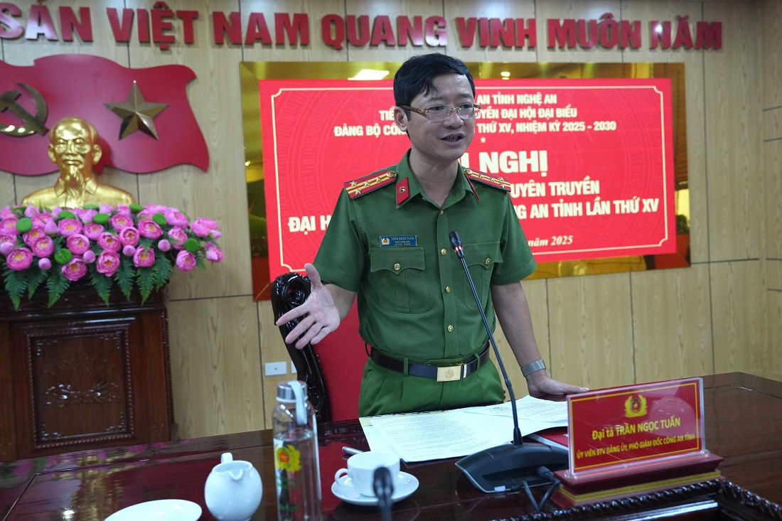 Đồng chí Đại tá Trần Ngọc Tuấn, Phó Giám đốc Công an tỉnh, Trưởng Tiểu ban Tuyên truyền phát biểu kết luận cuộc họp
