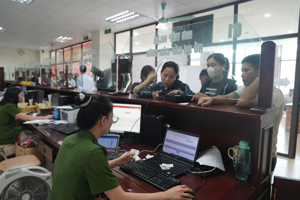 Tại bộ phận một cửa Công an tỉnh, cán bộ Phòng Cảnh sát Quản lý hành chính về trật tự xã hội nhiệt tình, chu đáo hướng dẫn người dân giải quyết các thủ tục hành chính