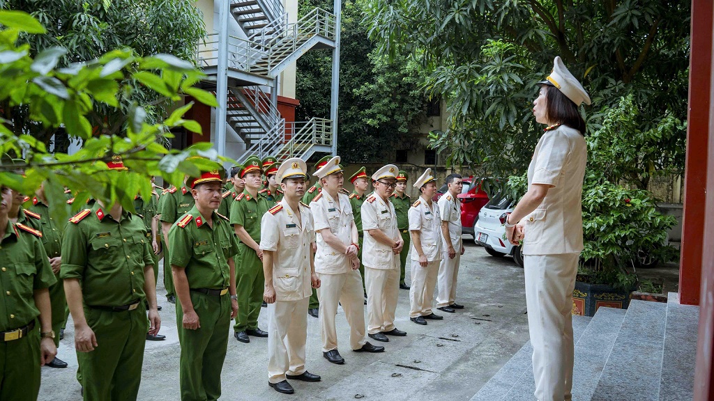 Cùng với giải quyết, phục vụ các thủ tục hành chính, Công an phường phân công các Tổ công tác để triển khai bám, nắm địa bàn, tăng cường tuần tra, kiểm soát, phòng chống các loại tội phạm, bảo đảm bình yên cho Nhân dân