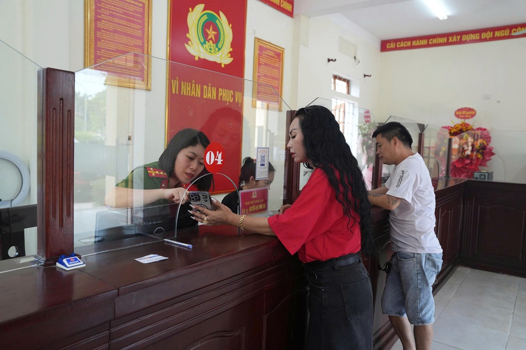 Công an phường Vinh Hưng sẵn sàng phục vụ Nhân dân ngay trong những ngày đầu tiên vận hành mô hình chính quyền 2 cấp