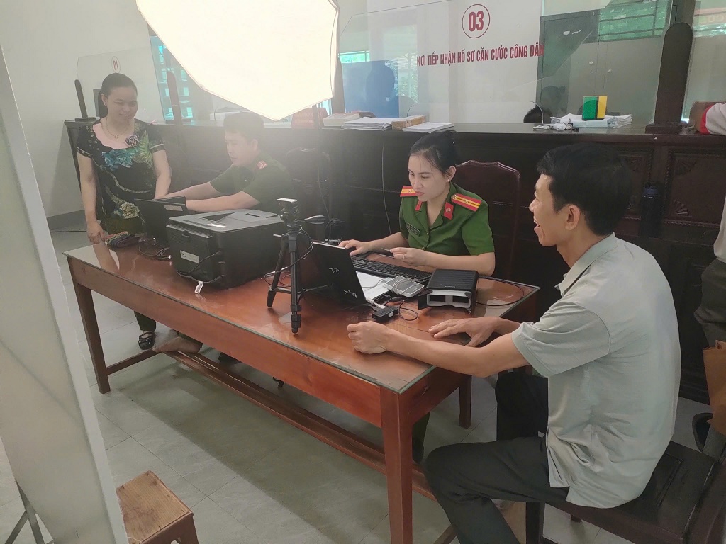 Mặc dù số lượng công dân đông, nhưng với tinh thần sẵn sàng phục vụ Nhân dân, các lực lượng chức năng và Công an xã Đại Đồng đã khẩn trương bắt tay vào nhiệm vụ mới, không để ngắt quãng, không để gián đoạn