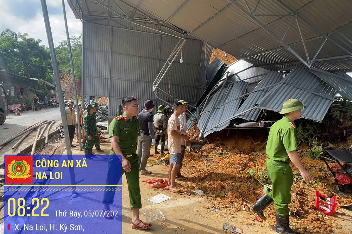 Lực lượng Công an xã Na Loi hỗ trợ người dân khắc phục hậu quả sạt lở đất