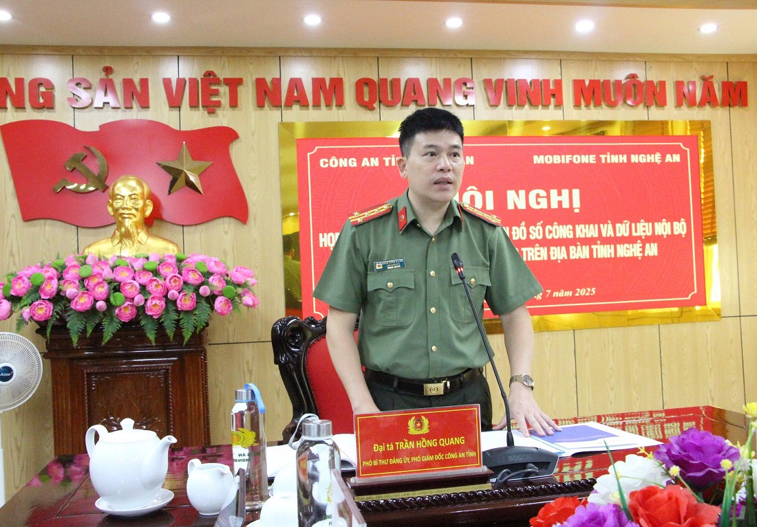 Đồng chí Đại tá Trần Hồng Quang, Phó Bí thư Đảng ủy, Phó Giám đốc Công an tỉnh phát biểu tại Hội nghị