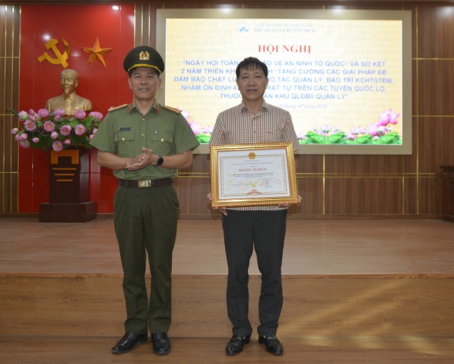 Công an tỉnh trao Bằng khen của UBND tặng cho CB, CNVC, NLĐ Khu