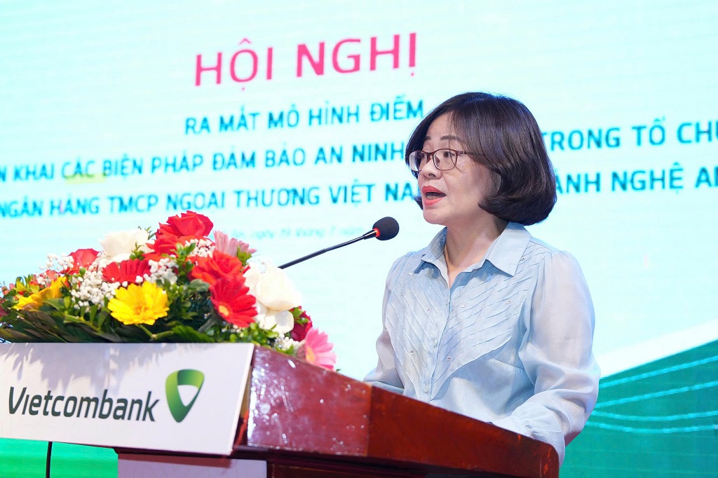 Bà Hoàng Thị Minh Thu, Phó Giám đốc Ngân hàng Vietcombank chi nhánh khu vực 8 phát biểu tại Hội nghị 