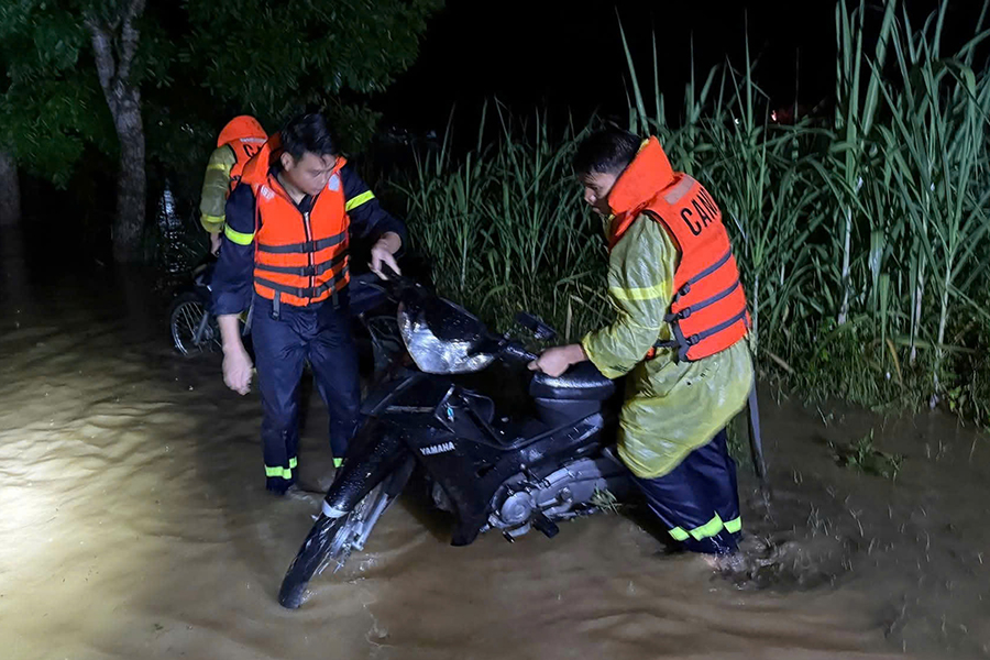 Lực lượng Cảnh sát PCCC&CNCH hỗ trợ người dân di chuyển và mang theo tài sản ra khỏi vùng ngập lụt trong đêm tại xã Con Cuông