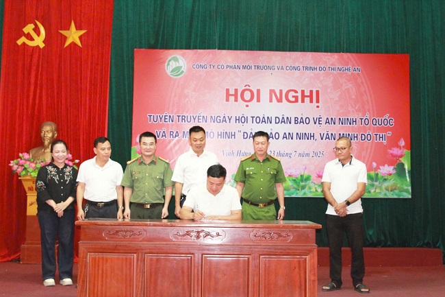 Đại diện lãnh đạo Công ty ký cam kết giao ước thi đua 