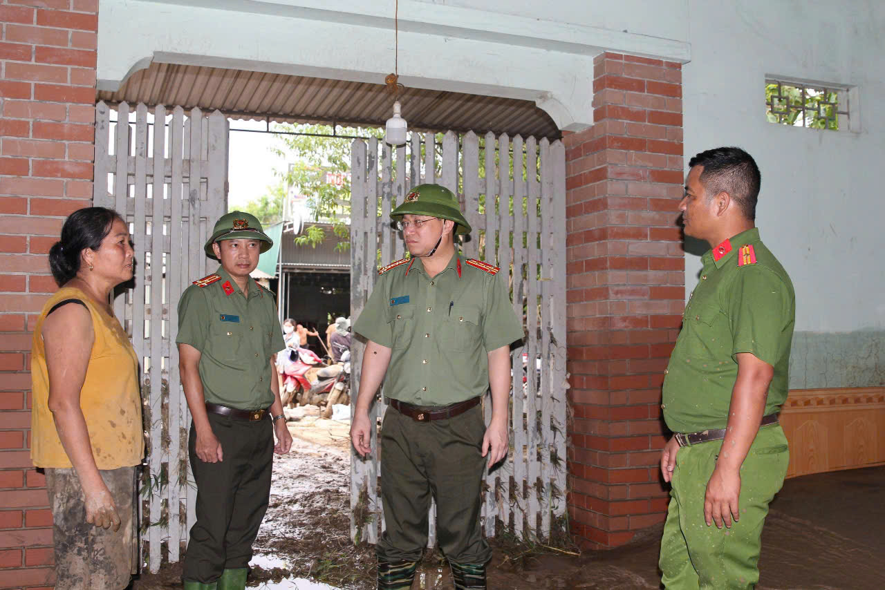 Đại tá Đinh Việt Dũng, Ủy viên BTV Tỉnh ủy, Bí thư Đảng ủy, Giám đốc Công an tỉnh chia sẻ và động viên bà con Nhân dân về những thiệt hại do mưa lũ gây ra