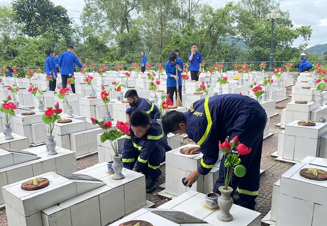 Dâng hương tưởng niệm và chăm sóc phần mộ liệt sĩ – những việc làm giản dị thể hiện tấm lòng biết ơn sâu sắc của người lính hôm nay với các thế hệ đi trước) Phòng còn phối hợp chính quyền phường Trường Vinh thăm hỏi, tặng quà các gia đình thương binh, bệnh binh, thân nhân liệt sĩ và người có công trên địa bàn. Những phần quà tuy nhỏ nhưng gửi gắm nghĩa tình, thể hiện đạo lý “Uống nước nhớ nguồn” mà lực lượng Công an nhân dân luôn gìn giữ.
